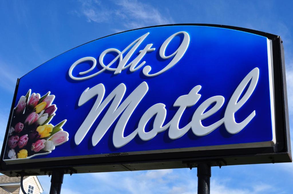 At 9 Motel 3*