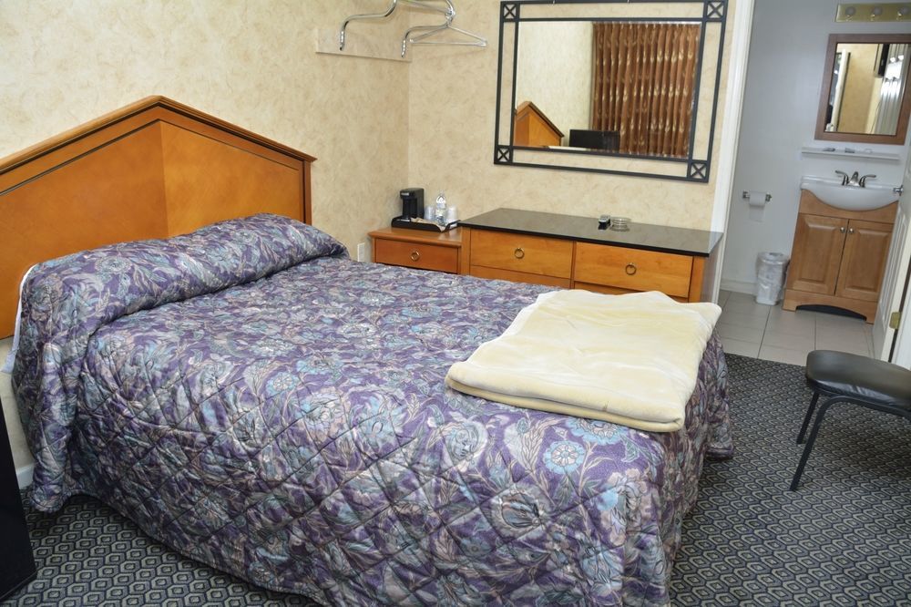 At 9 Motel Howell